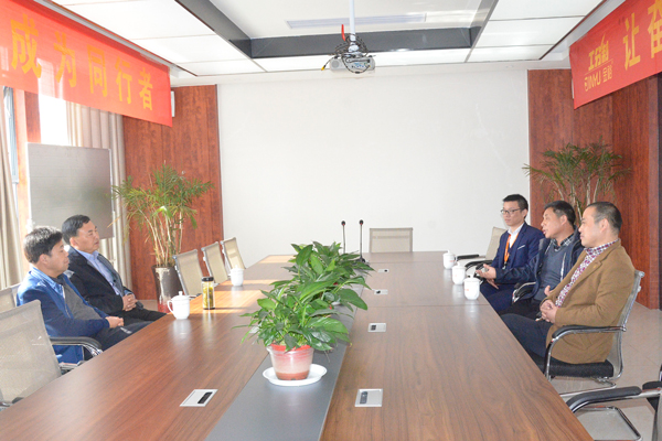 总经理章福春与政府领导在会议室交谈